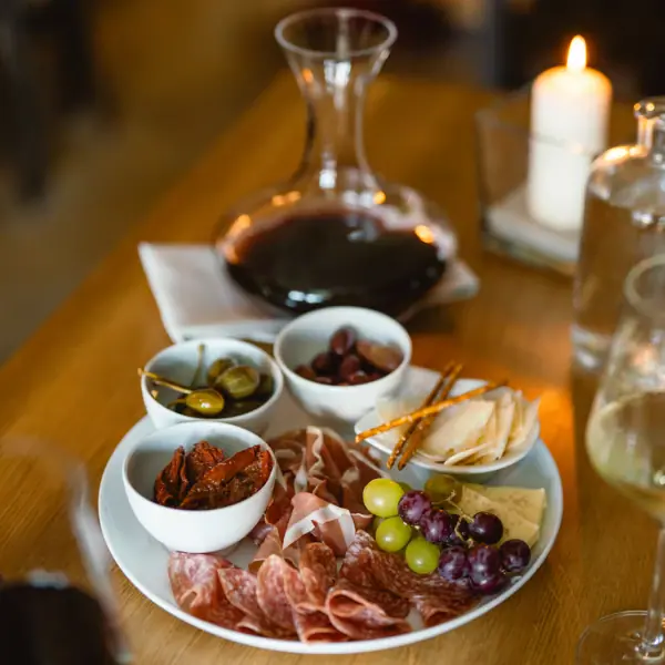 Ein Teller mit Essen auf einem Tisch.