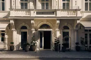 Eingang A-ROSA Bad Gastein Ein Gebäude mit einer Tür und Fenstern.