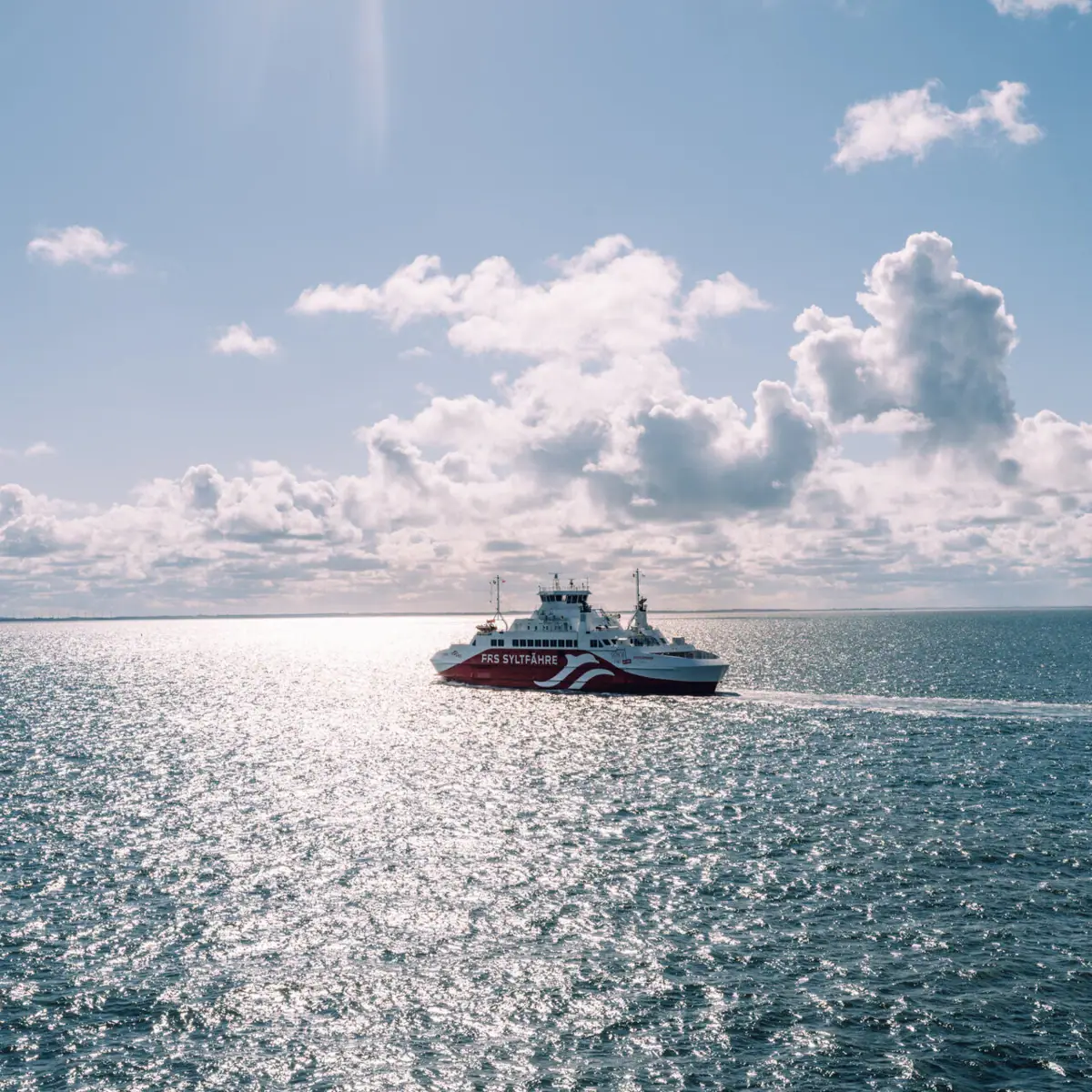 Syltfähre Ein Boot auf dem Wasser unter einem bewölkten Himmel.