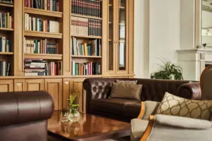 Kaminzimmer Wohnzimmer mit Bücherregal und Couch