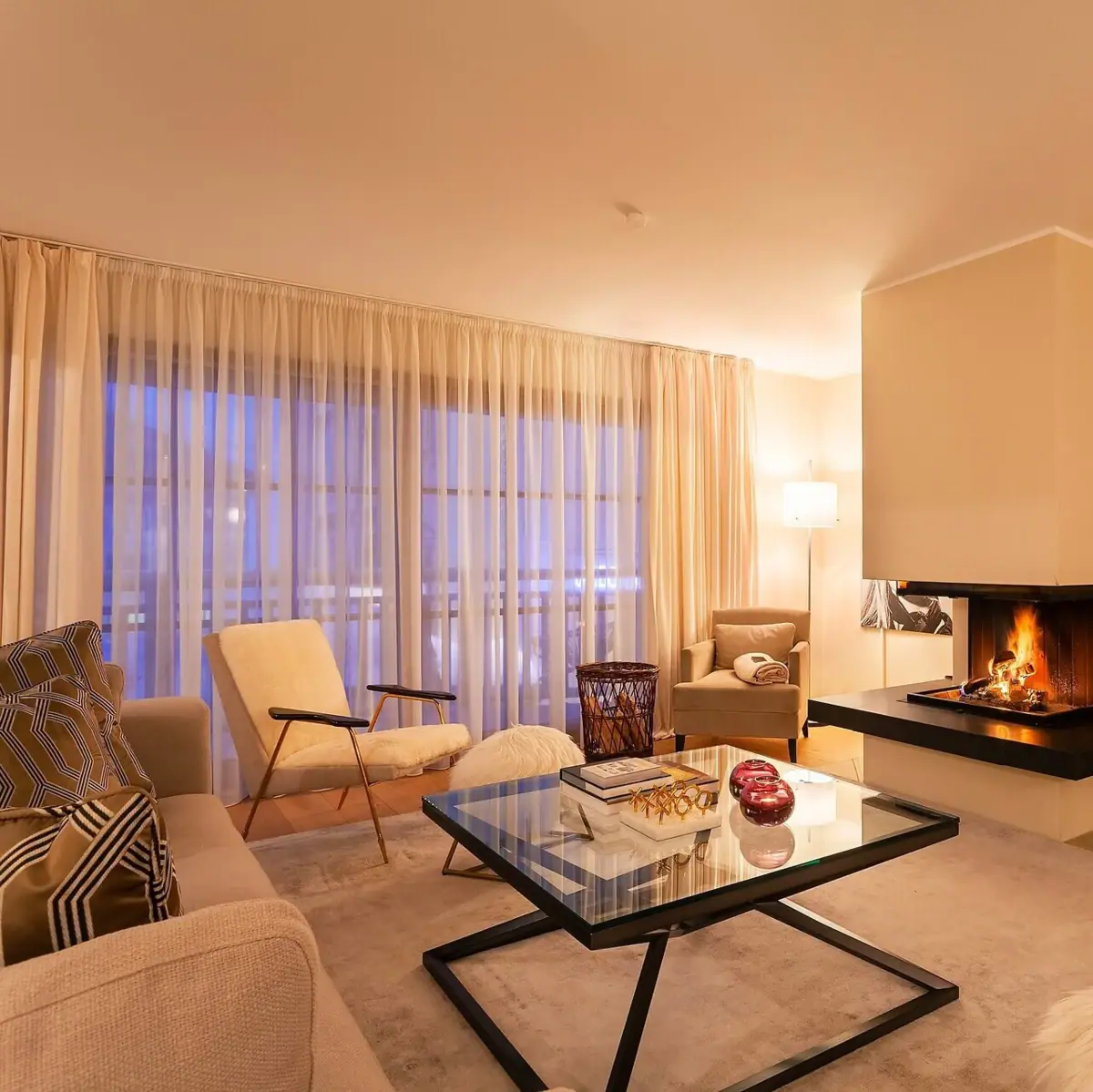 Apartment mit Kamin Ein Wohnzimmer mit einem Kamin und einem Sofa.