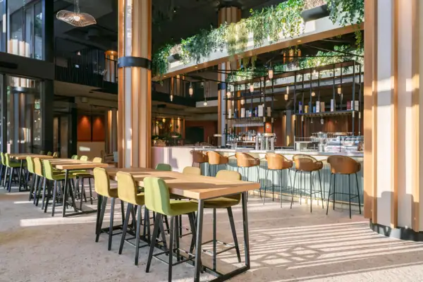 Ein Raum mit Tischen und Stühlen.