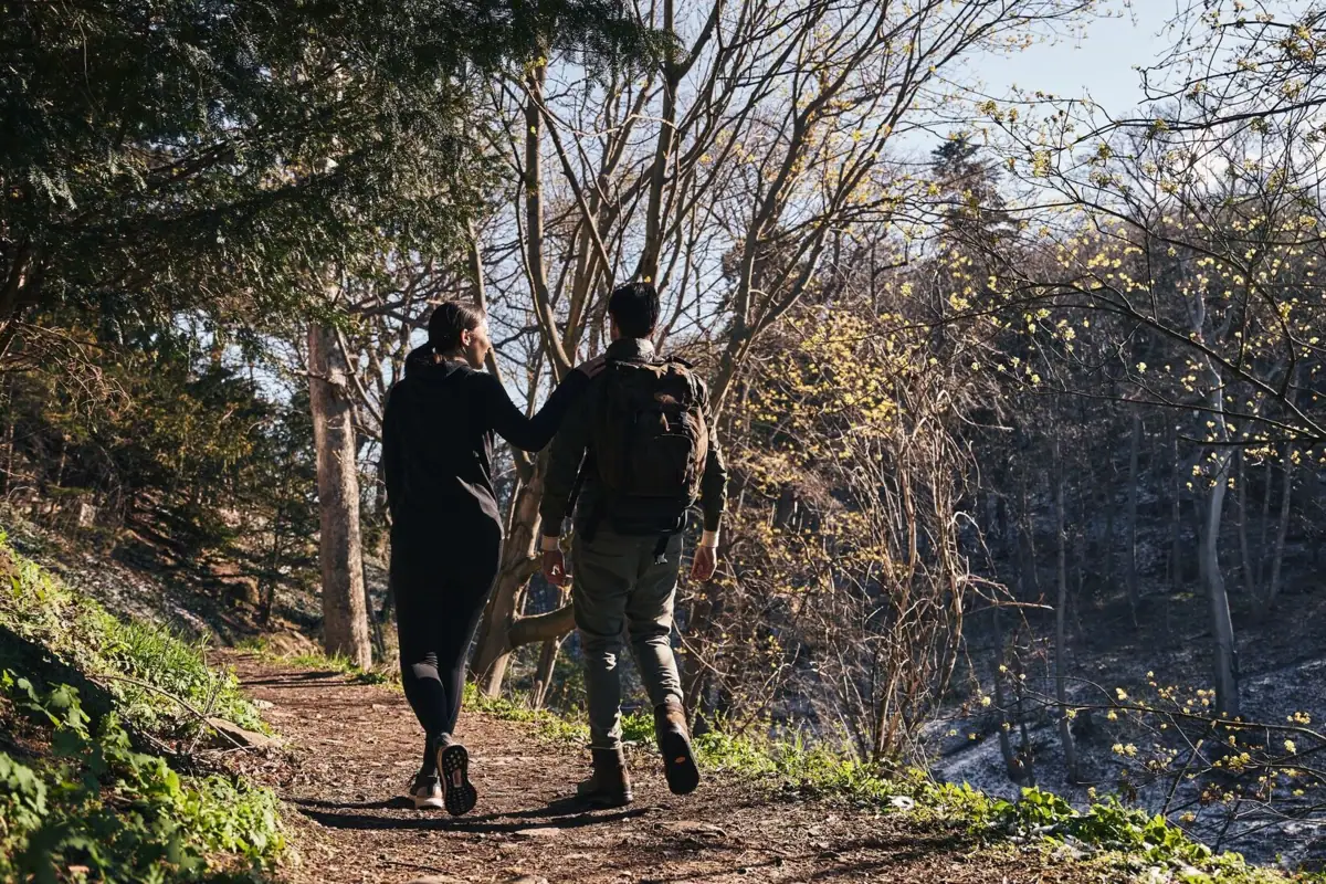 Ein Paar spaziert auf einem Waldweg.