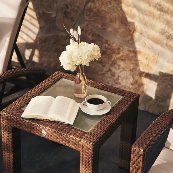 Eine Kaffeetasse und ein Buch auf einem Tisch.