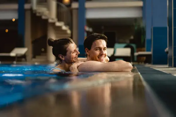 Innenpool Ein Mann und eine Frau in einem Schwimmbecken.