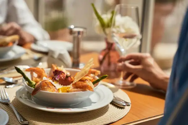 Eine Schüssel Garnelen auf einem Teller.