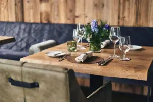 Restaurant Ein Tisch mit Weingläsern und Servietten