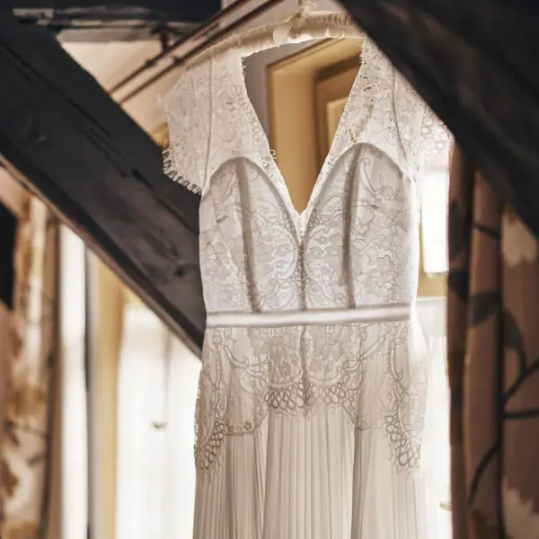 Weißes Kleid auf einer Schaukel