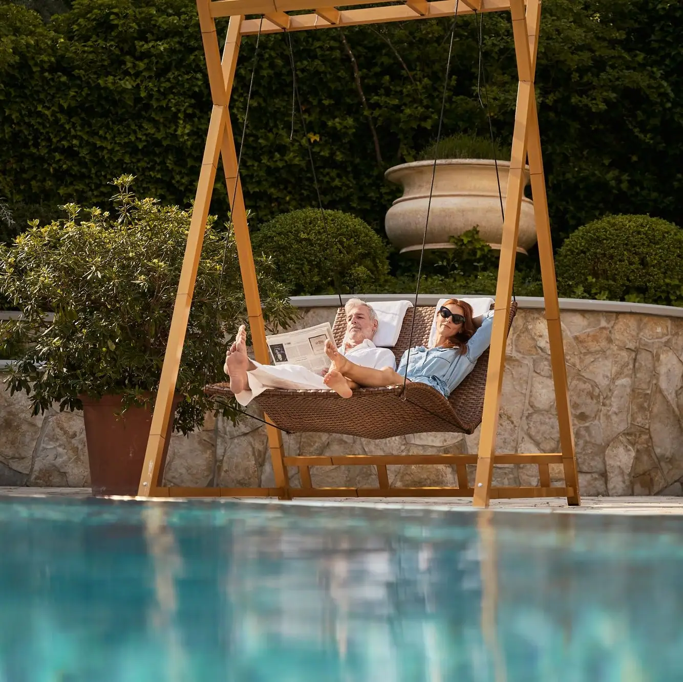 Ein Mann und eine Frau liegen auf einer Schaukel.