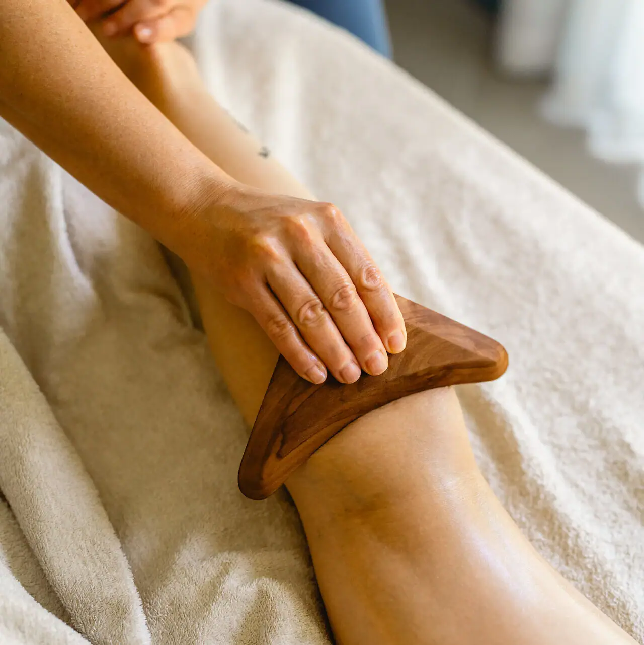 Eine Person benutzt ein Massagegerät.