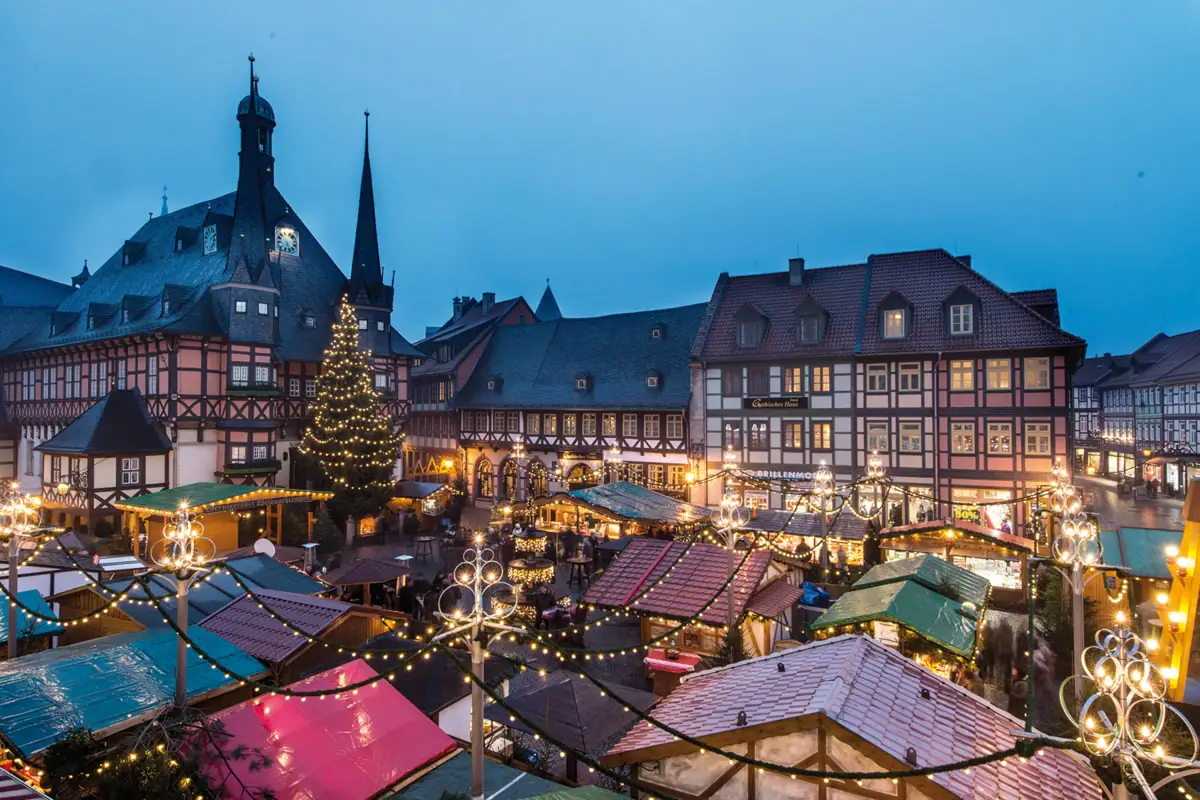 Weihnachtsmarkt Wernigerode Ein großes Gebäude mit vielen Zelten und Lichtern.
