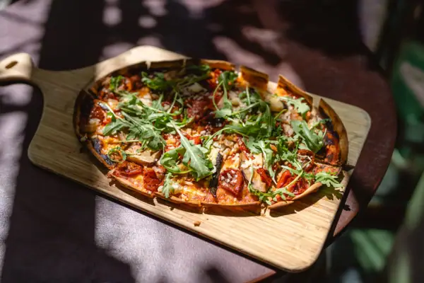 Tellerwerk Travemünde Pizza auf einem Schneidebrett