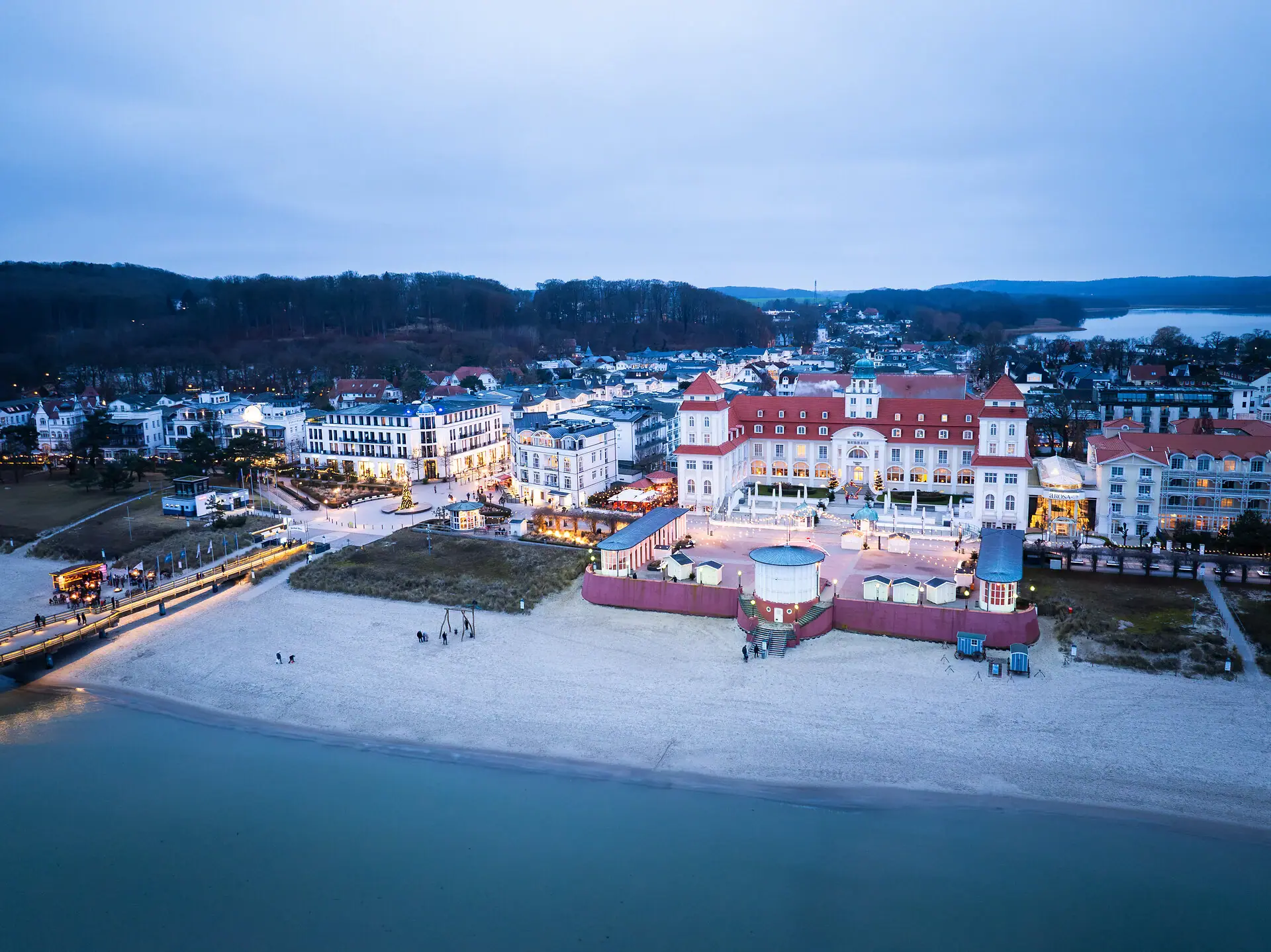 Kurhaus Binz Stadtansicht mit Gebäuden und Strand im Vordergrund.