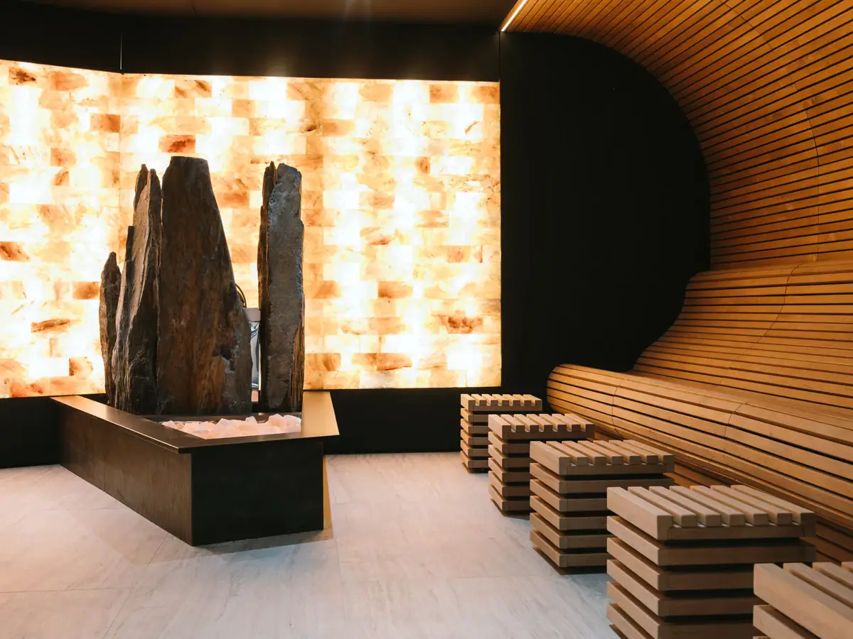 Salzstein-Sauna im A-ROSA Gardasee Stimmungsvolle Sauna mit Salzsteinwand und Naturstein-Elementen im A-ROSA Gardasee für wohltuende Entspannung.