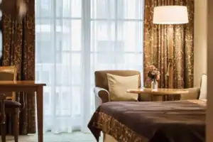 Zimmer Ein Zimmer mit einem Bett und einer Lampe.