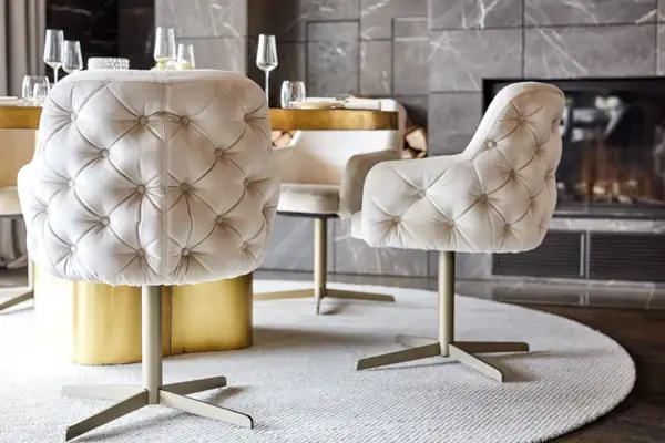 Eine Gruppe von Stühlen und einem Tisch in einem Raum.