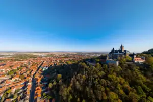 Wernigerode Stadtansicht mit einem Schloss auf einem Hügel.