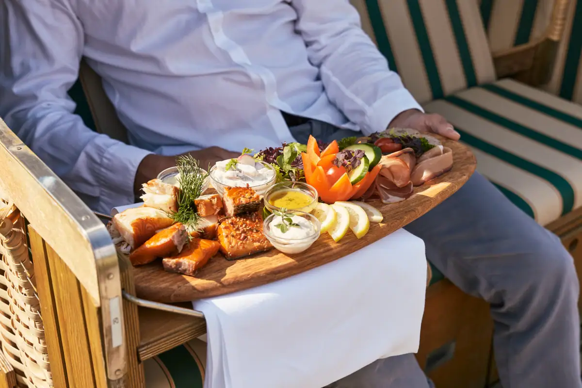 Gastrie im A-ROSA Ostseehotel Kühlungsborn Serviertes Fisch- und Feinkostgericht im A-ROSA Ostseehotel Kühlungsborn mit regionalen Spezialitäten