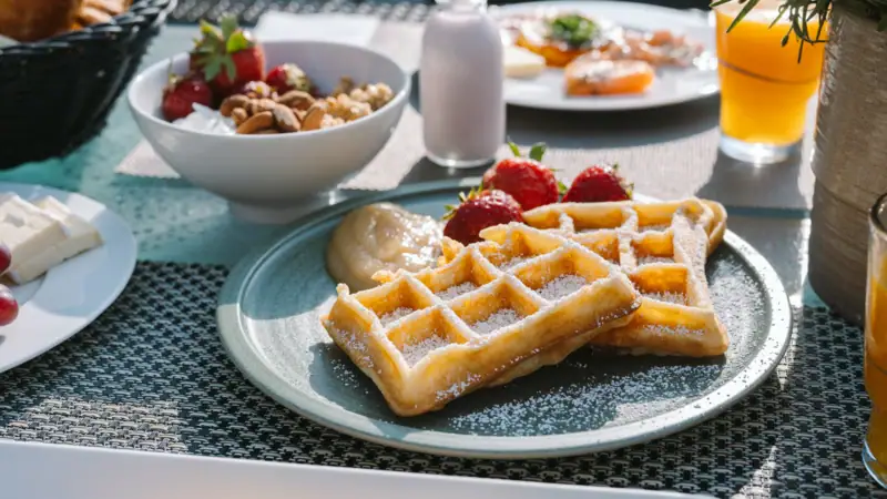 Frisch gebackene Waffeln Waffeln und Obst auf einem Tisch