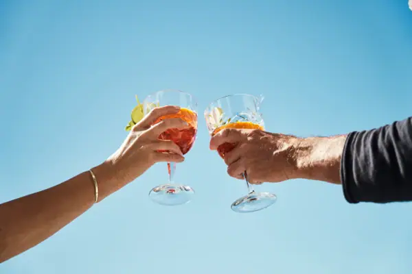 Ein Schlafzimmer mit einem Bett, Stühlen und eleganter Inneneinrichtung.