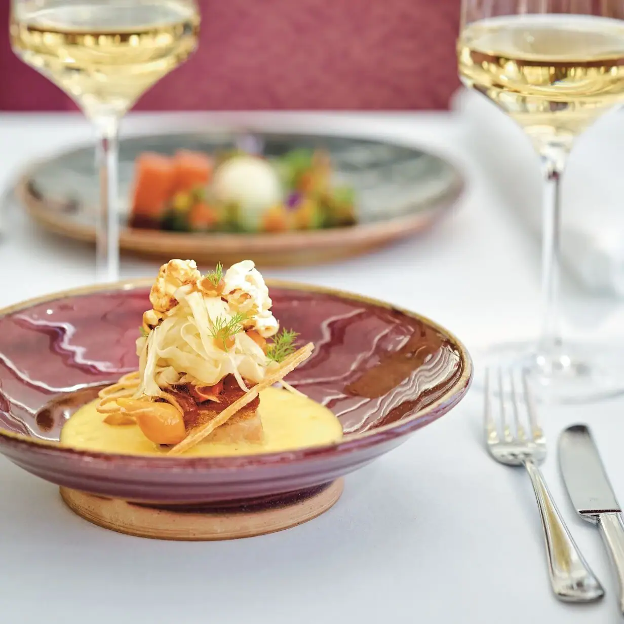 Strandidyll Heringsdorf Ein Teller mit Essen auf einem Tisch.