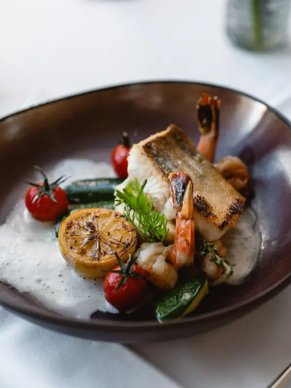 Eine Schüssel mit Essen auf einem Tisch.