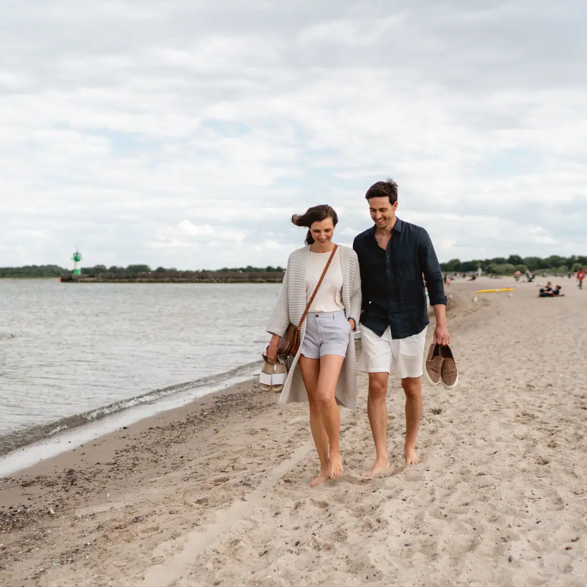Paar am Strand Travemünde Ein Mann und eine Frau spazieren am Strand.