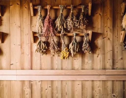 Sauna mit getrockneten Kräutern Getrocknete Blumen an einer Wand