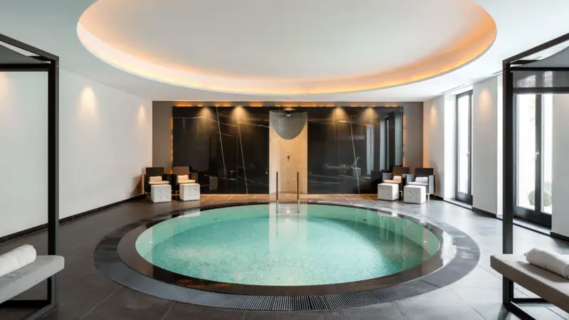 Ein runder Pool in einem Innenbereich.