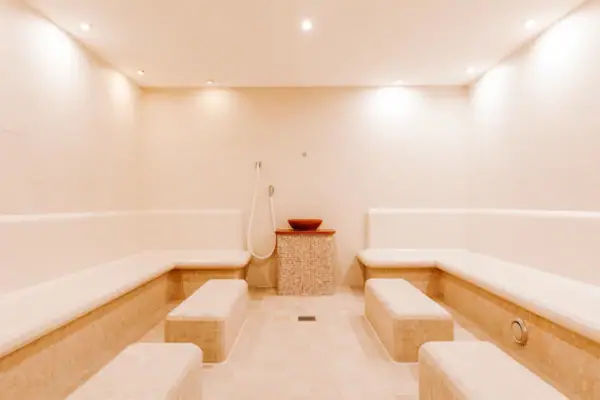Osmanisches Bad auf Sylt Ein Raum mit Bänken und einer Dusche.
