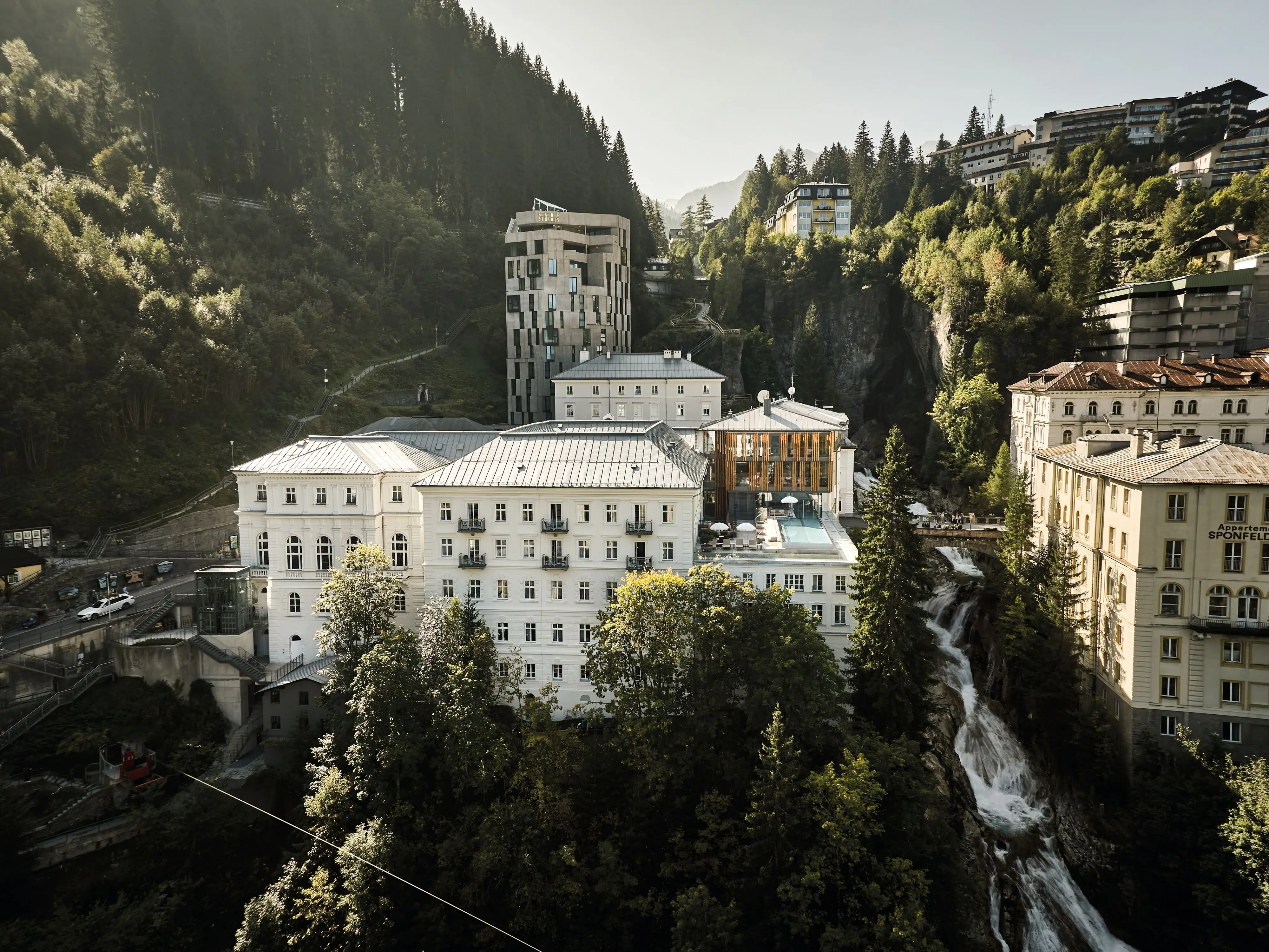 A-ROSA Bad Gastein Eine Gruppe von Gebäuden in einem Tal.