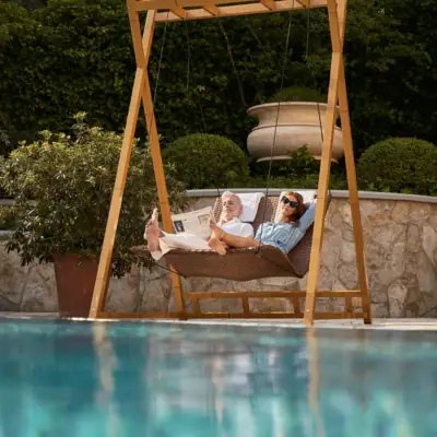 Wellness im Strandidyll Heringsdorf Ein Mann und eine Frau liegen auf einer Schaukel im Freien.