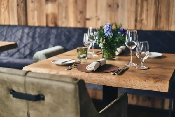 Restaurant Ein Tisch mit Weingläsern und Servietten