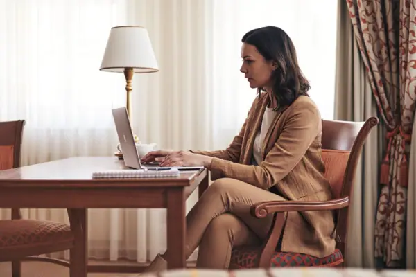 Frau am Laptop Frau sitzt an einem Schreibtisch und benutzt einen Laptop.