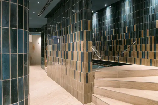 Kneippbecken im SPA-ROSA Gardasee Modernes Kälte- und Kneippbecken mit Fliesenwänden im A-ROSA Gardasee.