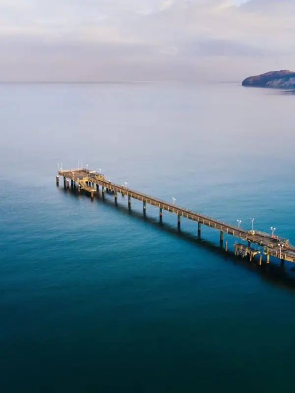 Ein langer Steg im Wasser.