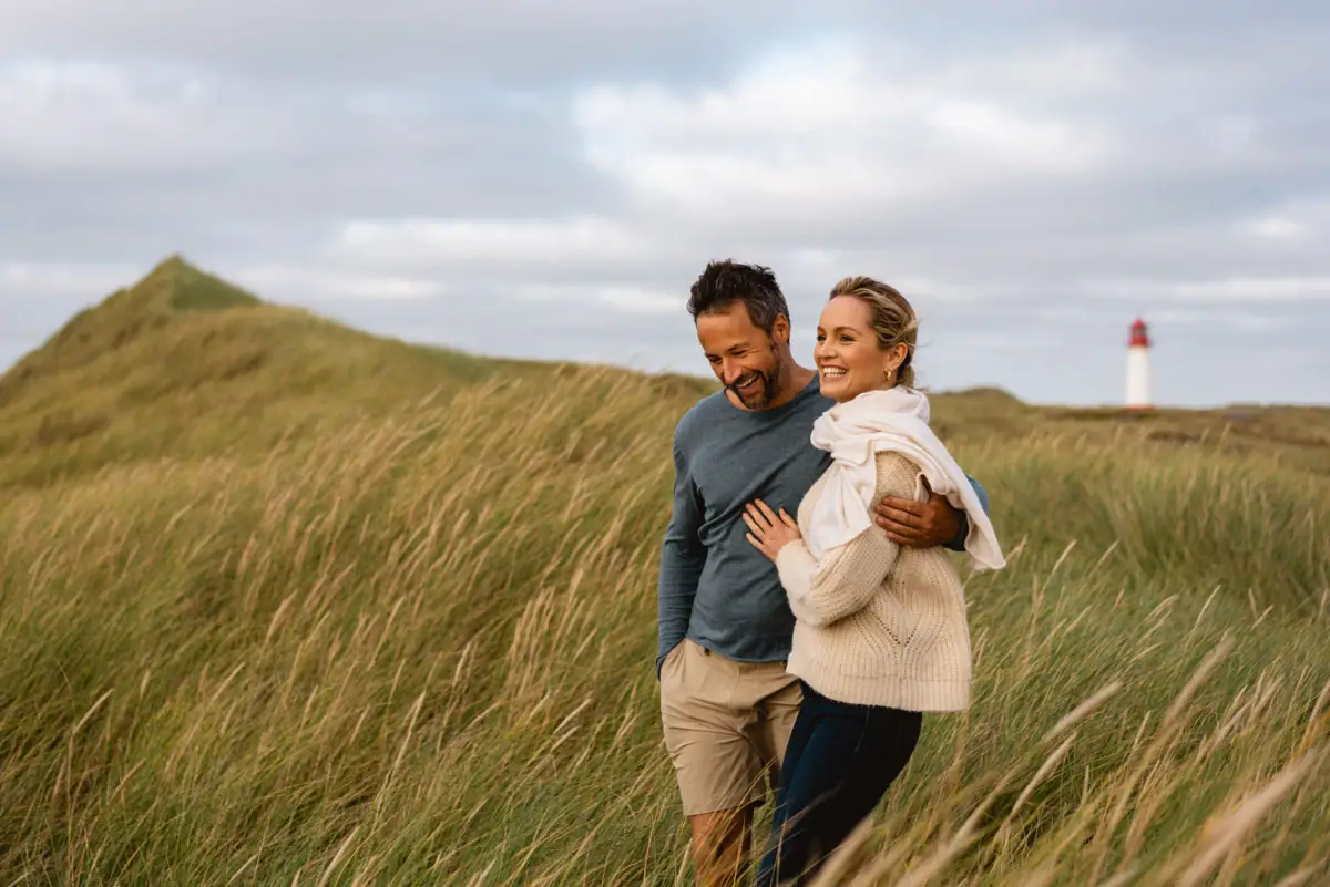 Ein Mann und eine Frau stehen im hohen Gras.