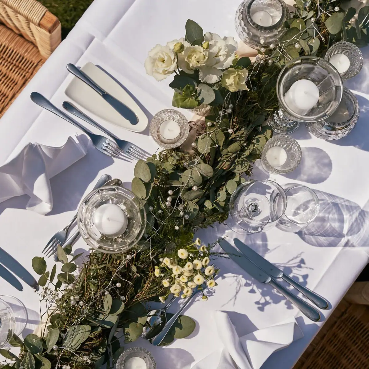 Ein Tisch mit Blumen und Kerzen.