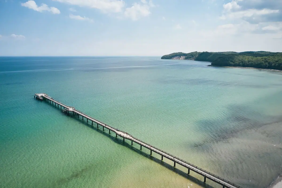 Eine lange Brücke über Wasser.