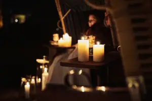 Kerzen Eine Gruppe von Kerzen auf einem Tisch.