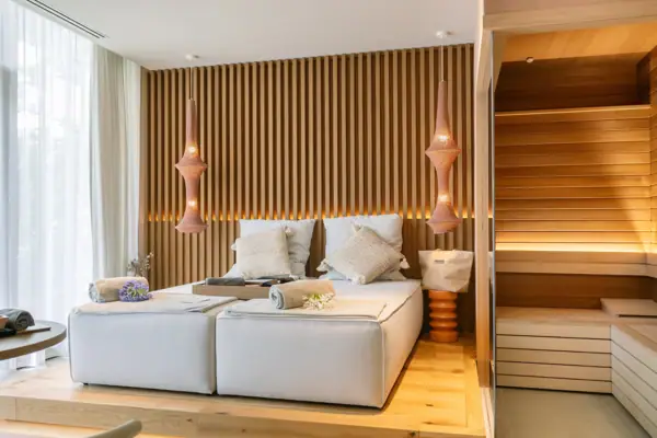 Ein Zimmer mit einem Day-Bed und einer Sauna.