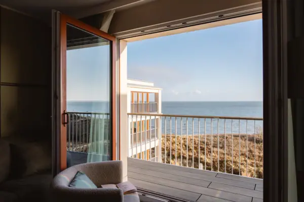 Doppelzimmer Meerblick Ein Zimmer mit Balkon und Blick auf den Ozean.