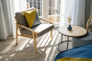 Zimmer Stuhl und Tisch in einem Raum