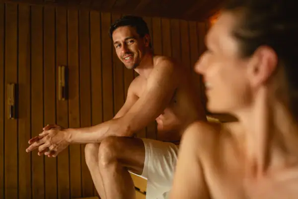 SPA-ROSA Travemünde Ein Mann und eine Frau in einer Sauna.