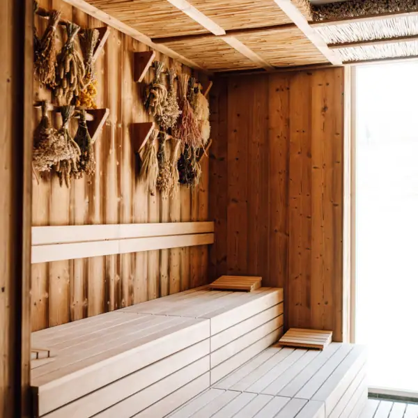 Holzsauna mit getrockneten Kräutern an der Wand