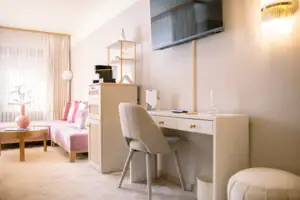 Doppelzimmer Ein Zimmer mit einem Schreibtisch und einem Fernseher.