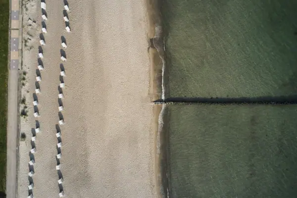 Luftbild Strand und Meer Strand mit Sand und Wasser