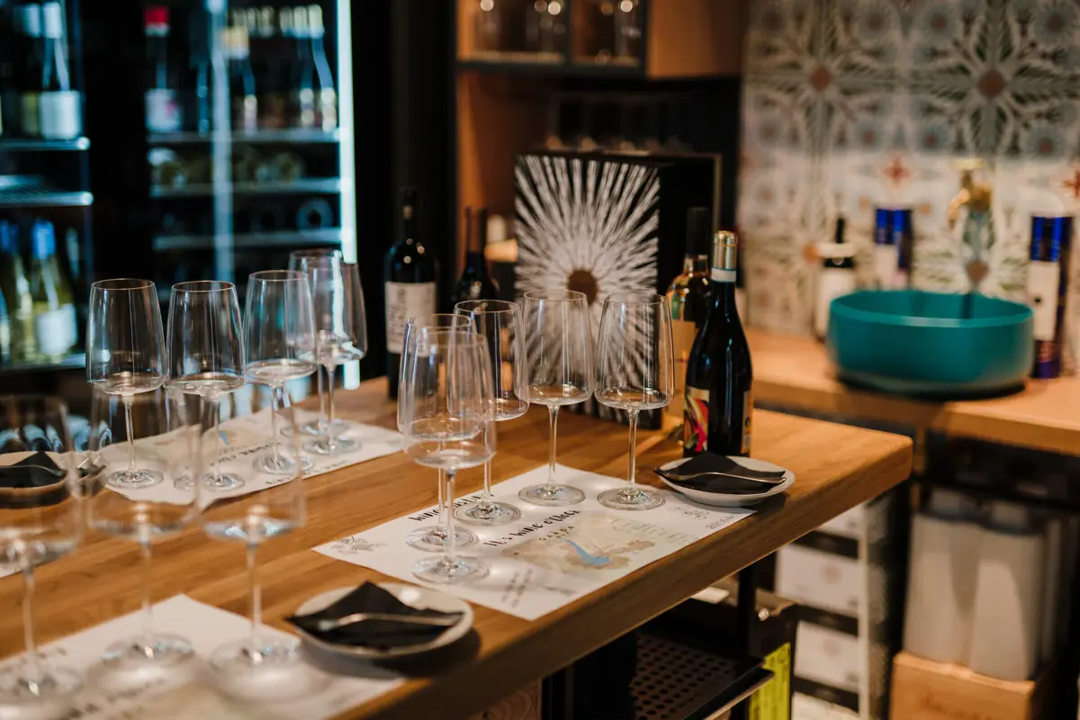 enoteca Ein Tisch mit Weingläsern und Flaschen.