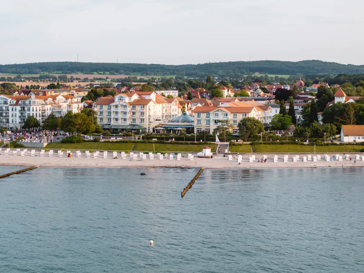 Strand mit Gebäuden und Wasser im Hintergrund.