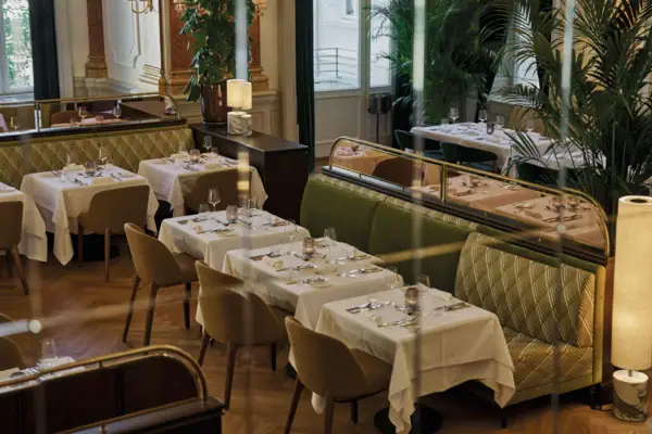 Ein Restaurant mit Tischen und Stühlen.